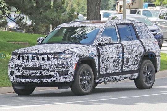 将提供插电混动版 Jeep大切诺基的路试谍照曝光
