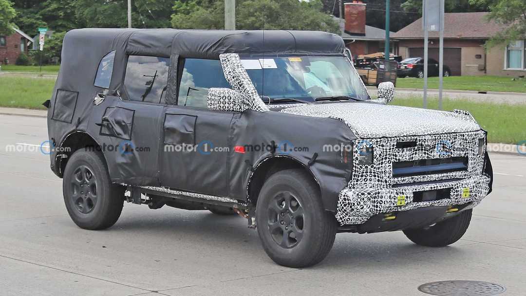 ford-bronco-hybrid-front-view-spy-photo-4.jpg