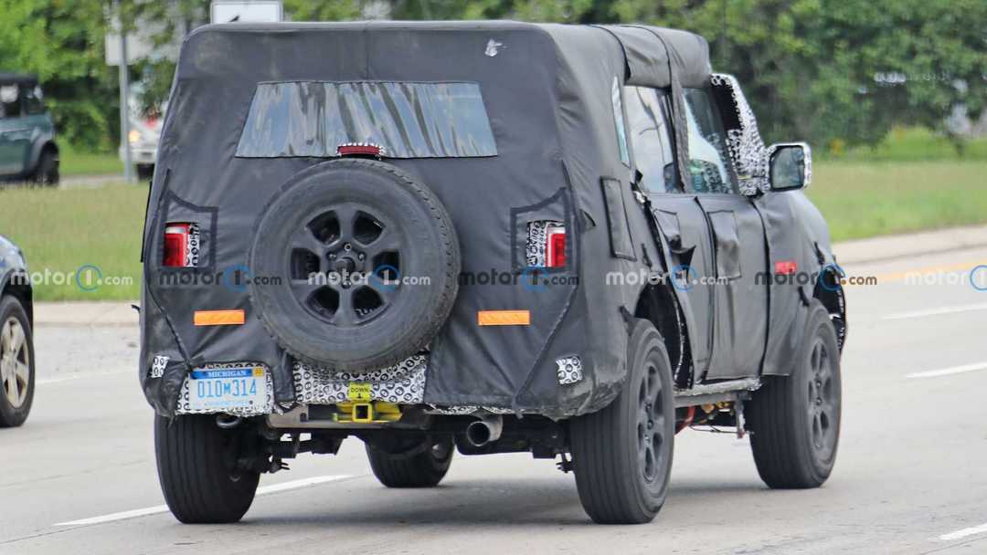 ford-bronco-hybrid-front-view-spy-photo-2.jpg