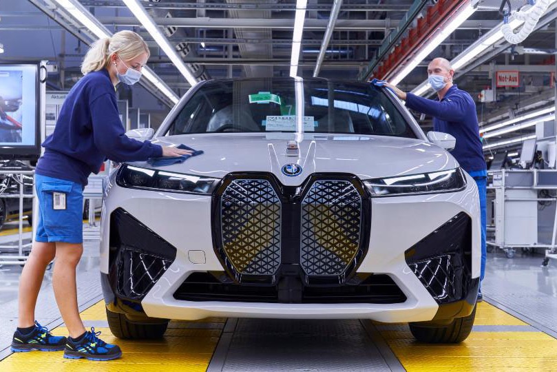 宝马iX在德国丁戈尔芬工厂正式下线