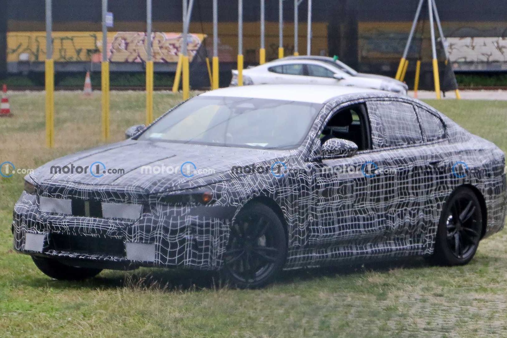 全新宝马5系插电式混动版与纯电动版路试谍照曝光