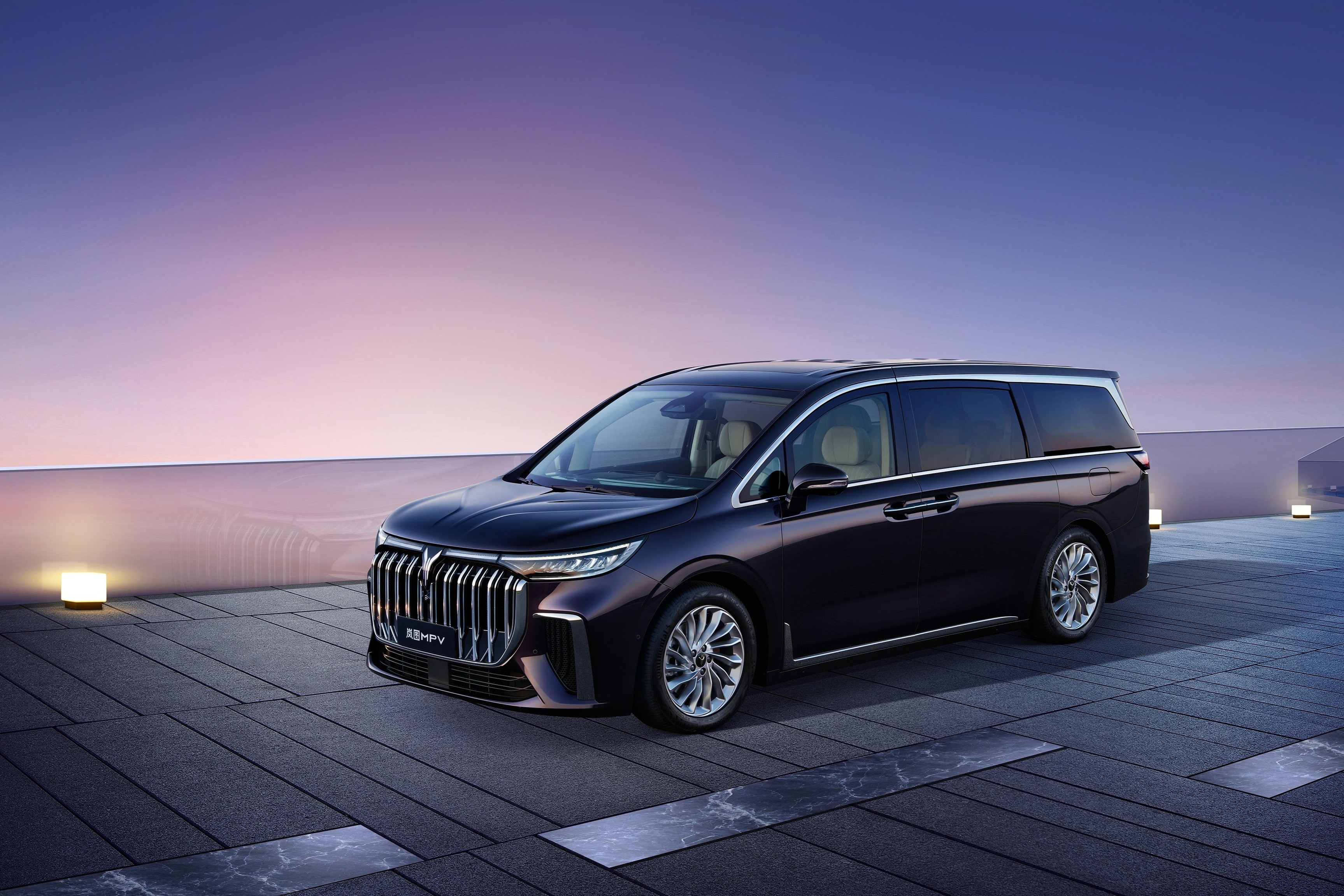 岚图MPV亮相  全球首款大型豪华电动