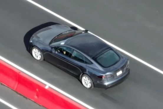 新款特斯拉Model S测试车曝光   明年下半年上市北美外市场