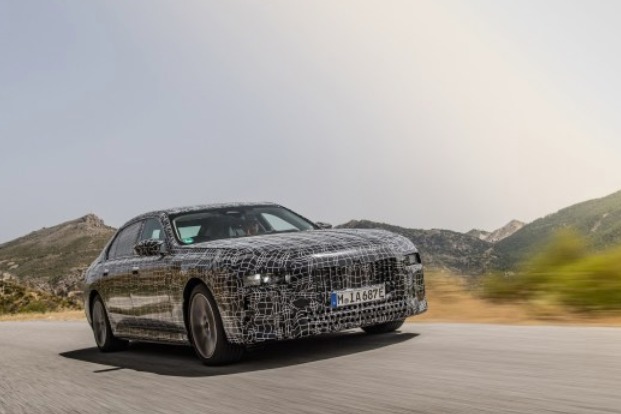 宝马i7官方谍照发布  将于2022年亮相