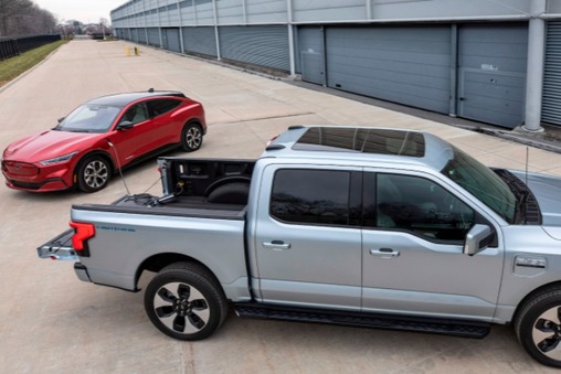 可实现车对车充电  福特F-150 Lightning、F-150 Hybrid 的特色