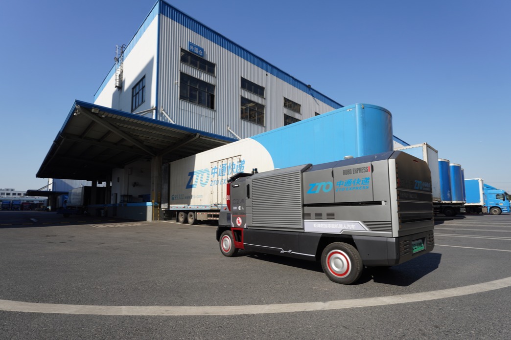 国内首款无人驾驶快递物流车内测