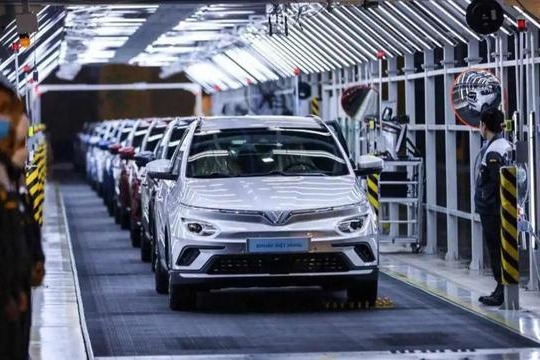 2.5万预订单/售价19万元  越南首款纯电动汽车交付 