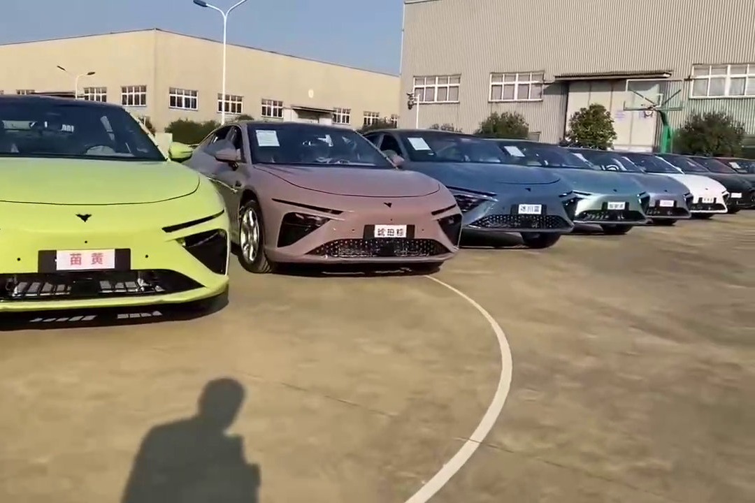 哪吒S 谍照曝光  或将推出多种颜色