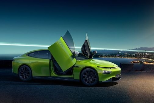 小鹏P7记忆泊车  加速撞致尾门凹陷