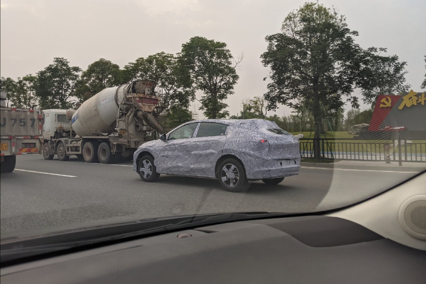 小鹏全新SUV谍照曝光  内部代号是F30