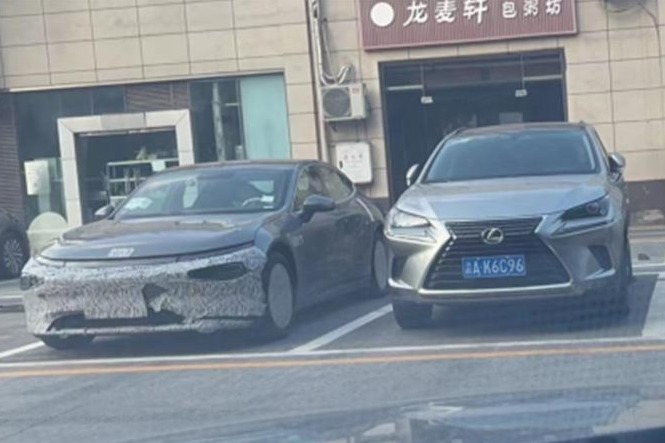 疑似新款小鹏P7谍照曝光  内饰和前包围有变化