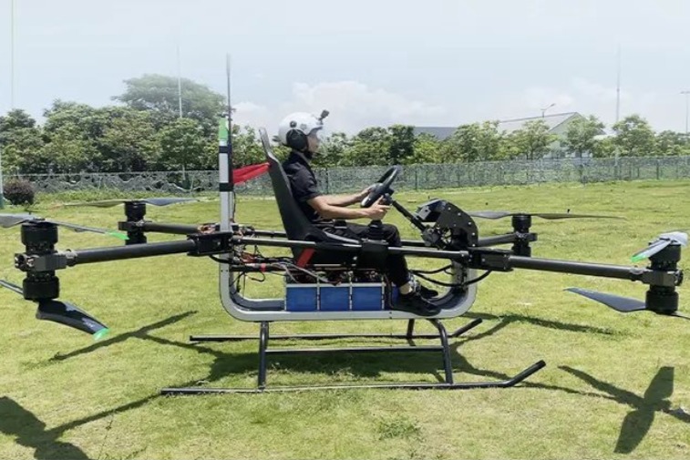 小鹏汇天飞行汽车操纵方式首次展示：方向盘和右侧手柄控制飞行