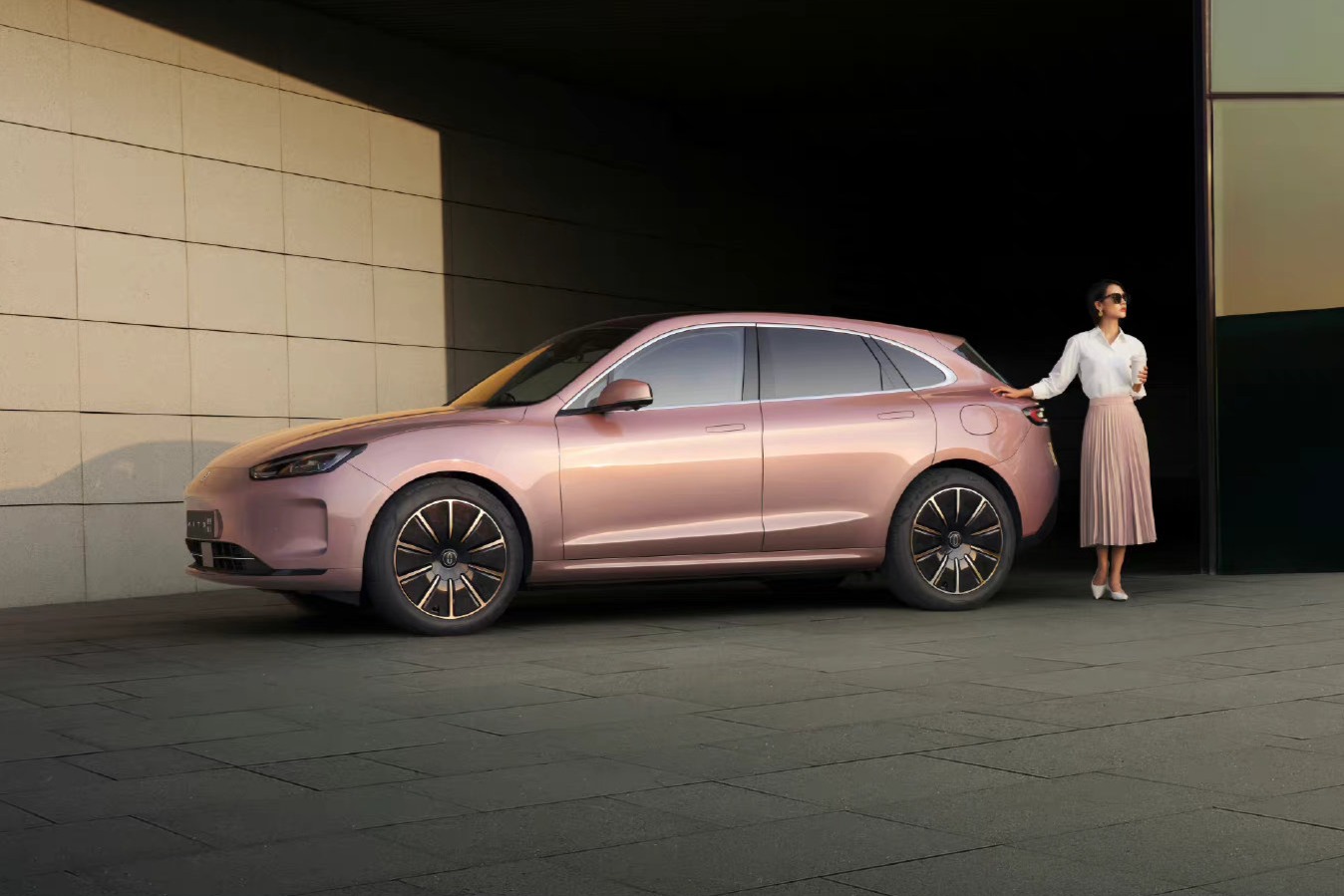 发布两款外观配色，问界M5 EV将在9月6日上市