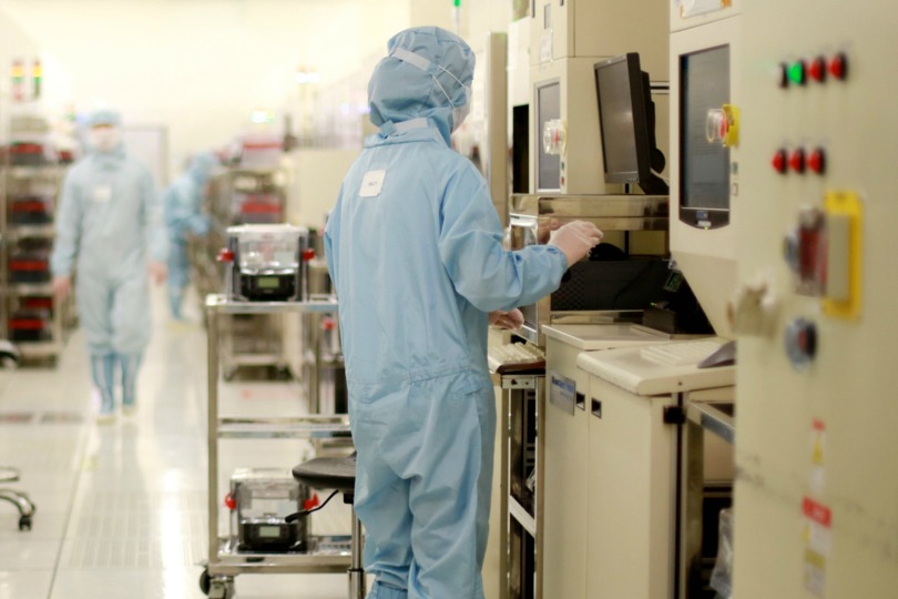 美国对华芯片出口限制加码，全球芯片行业蒸发2400亿美元