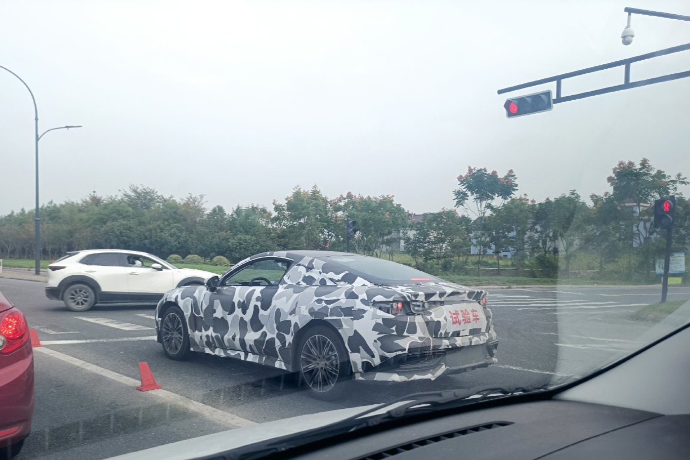 哪吒双门轿跑谍照曝光，山海平台第二款车