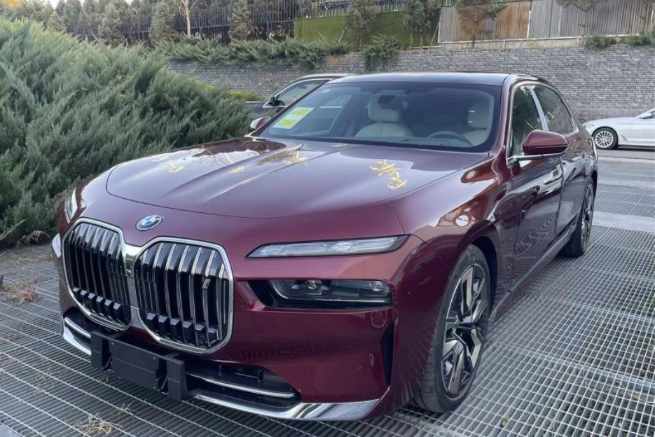 宝马i7 xDrive60L实车曝光 续航里程650公里