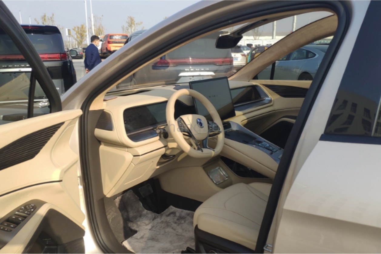 谍照 | 腾势SUV无伪内饰曝光，采用π-motion 设计理念