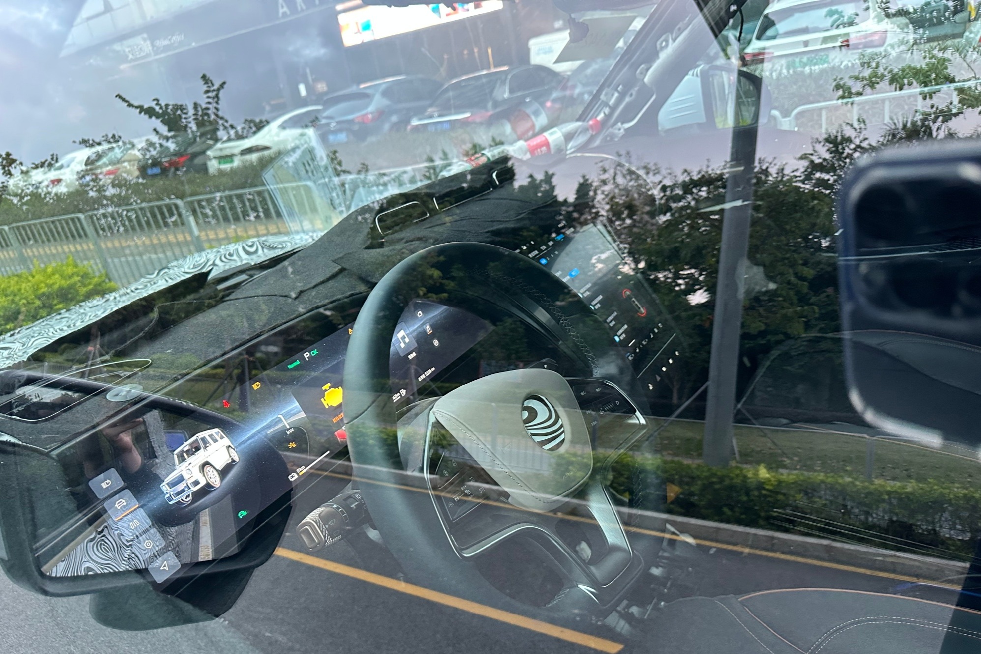 谍照 | 疑似仰望首款车型内饰，弧形中控屏/或配HUD