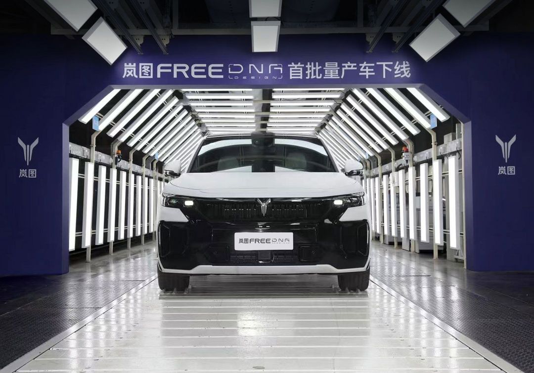 FREE DNA首批產(chǎn)車下線.jpg