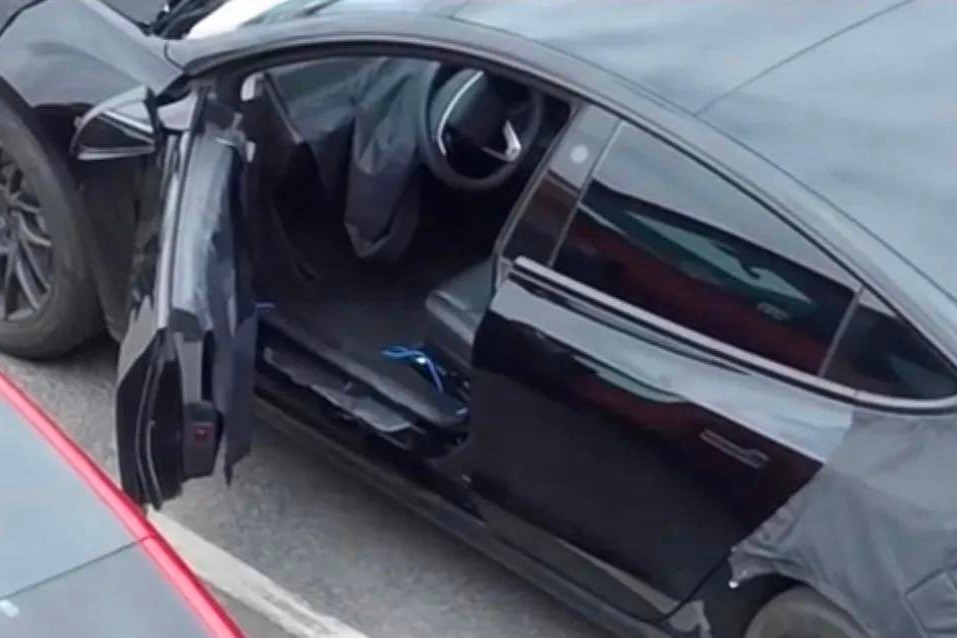 或采用特斯拉Semi同款,新款Model 3方向盘曝光