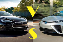 一臺燃油車，一臺新能源，或者是未來每個(gè)家庭的標(biāo)配