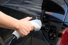 【采樁網(wǎng)】一一電動汽車充電樁充電過程中充電槍如何進行插拔？