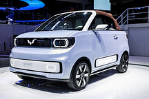 五菱新能源首款敞篷车宏光MINIEV CABRIO燃炸上海车展