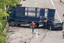廣東韶關一特斯拉追尾貨車 現場視頻曝光 駕駛員當場死亡