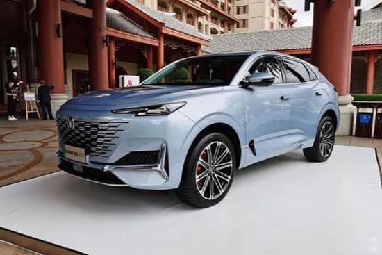 首款搭载蓝鲸iDD混动系统 长安UNI-K PHEV首发亮相