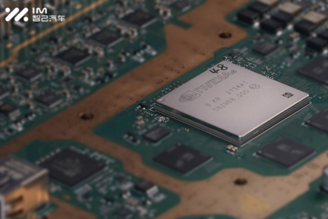 英伟达Orin X芯片样件亮相 将搭载在智己汽车智能驾驶ECU模块