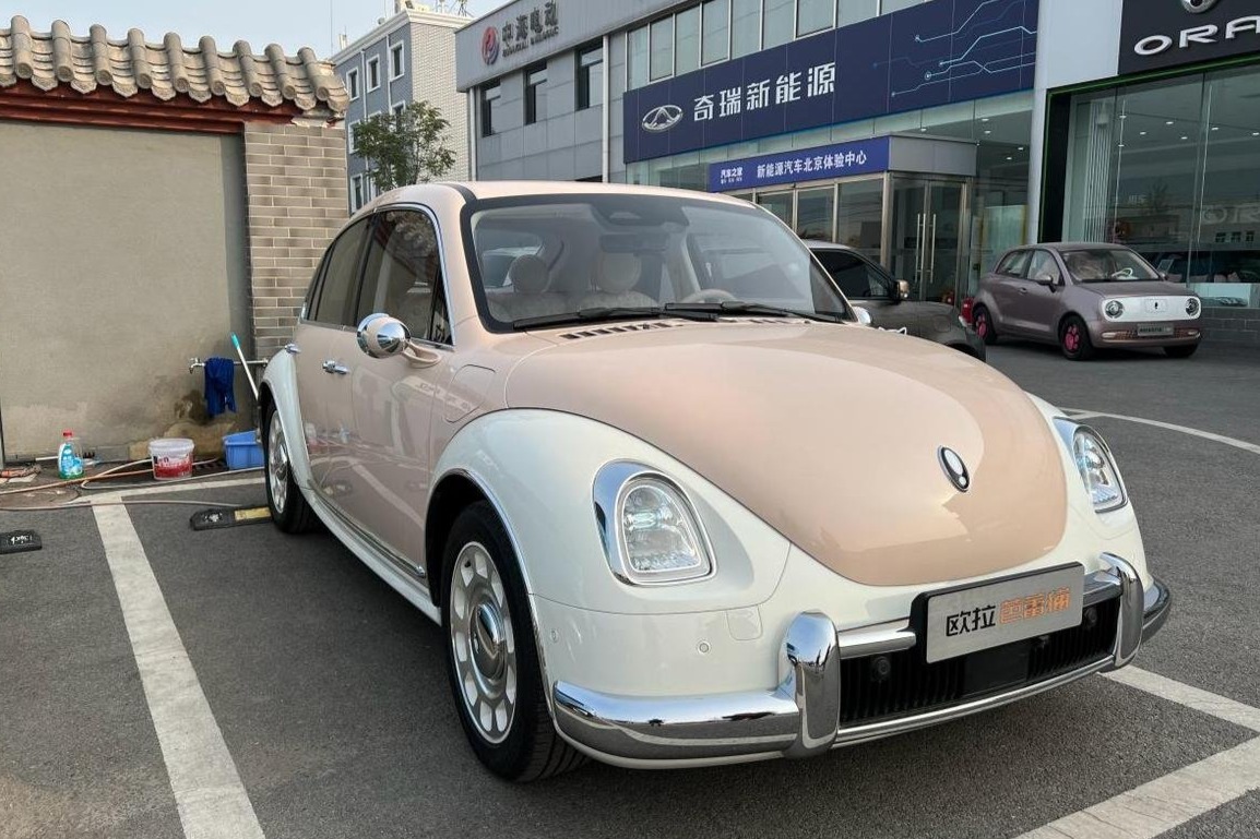 成都车展吸睛焦点 欧拉芭蕾猫街头首现