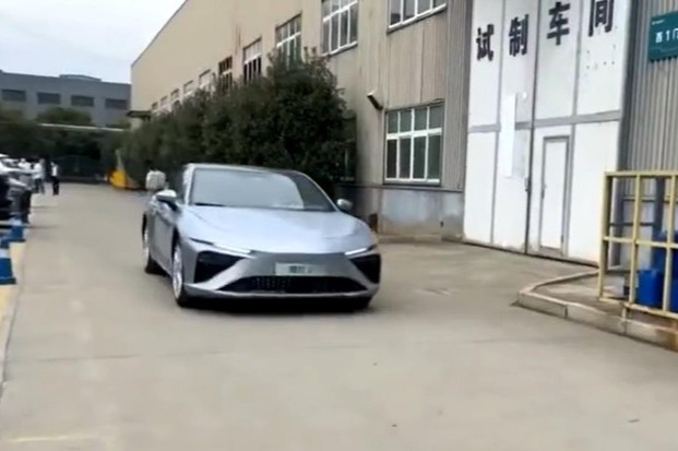 哪吒S试制车曝光 明年一季度预售