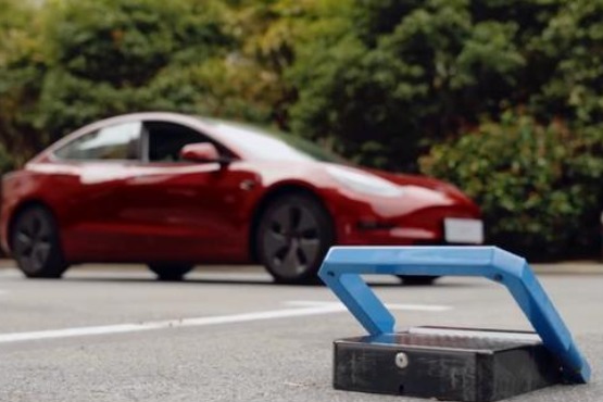 特斯拉官方APP升级免扫码、免密码解地锁功能 