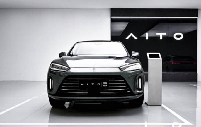 Появились новости о первом автомобиле AITO Wenjie M5 компании Hongmeng, заказы которого превысили 2000 единиц за три дня с момента его выпуска.