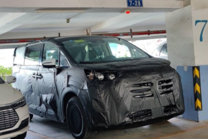 腾势MPV谍照首曝光，纯电插混两版本  北京车展亮相