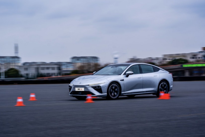 麋鹿测试80km/h，极致操控  哪吒S 解锁更多驾驶乐趣