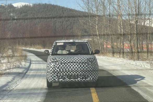 疑似长安新能源 A158 路试谍照首曝光 