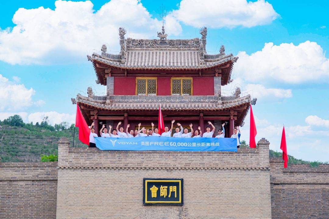 嵐圖FREE車隊隊員在會師樓致敬紅軍將士.jpg
