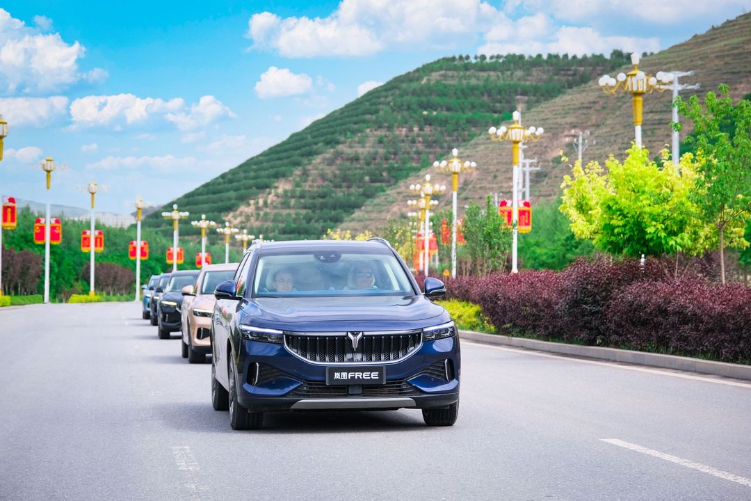 嵐圖FREE六萬公里挑戰(zhàn)車隊駛進陜甘.jpg