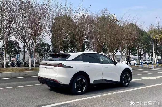 Темно-синий внедорожник Changan модели S7 подвергся дорожным испытаниям, представит чисто электрическую версию и версию с увеличенным запасом хода