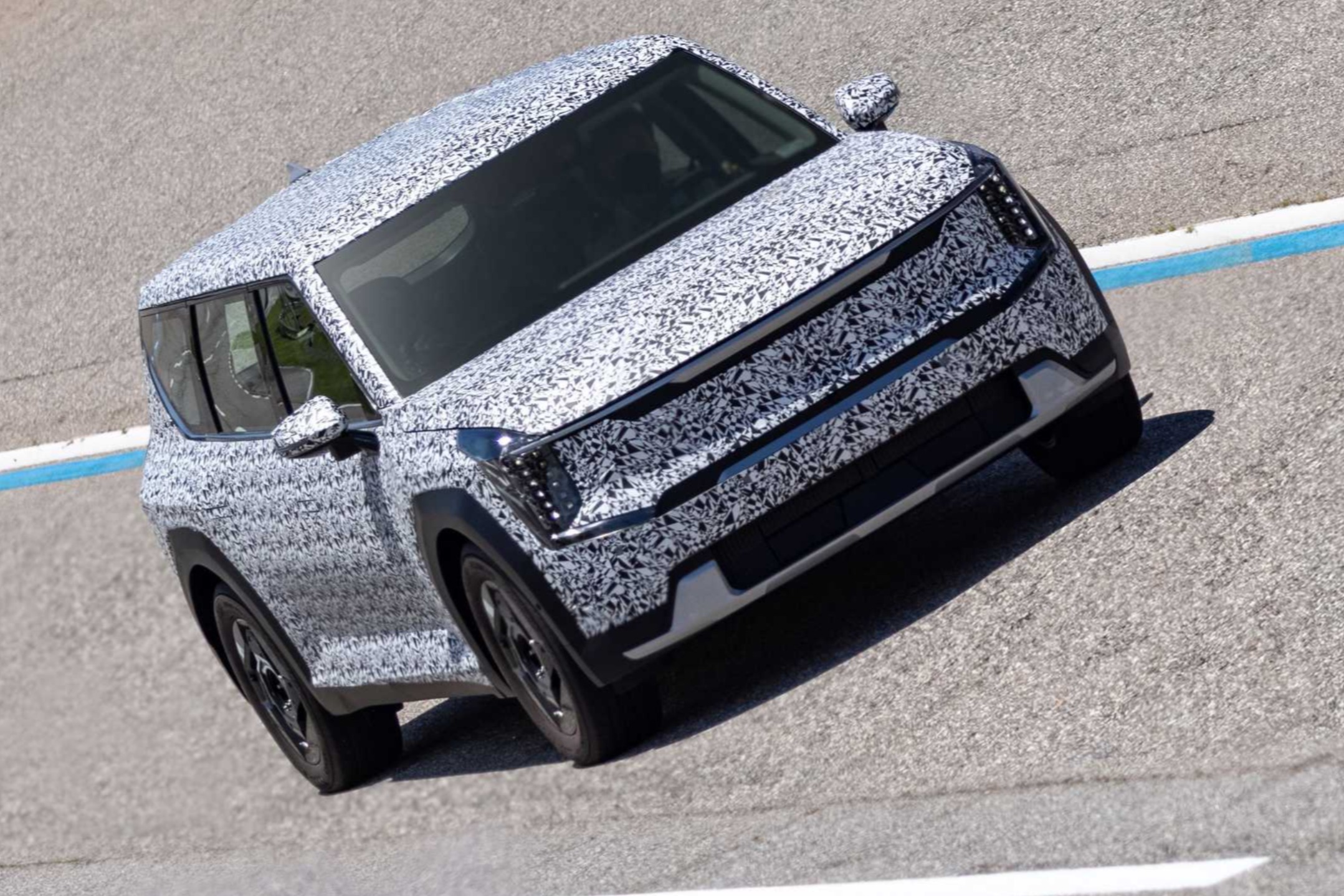 起亚全新中大型纯电SUV EV9谍照、配置及售价曝光,或将定价5.6万美元-7.3万美元
