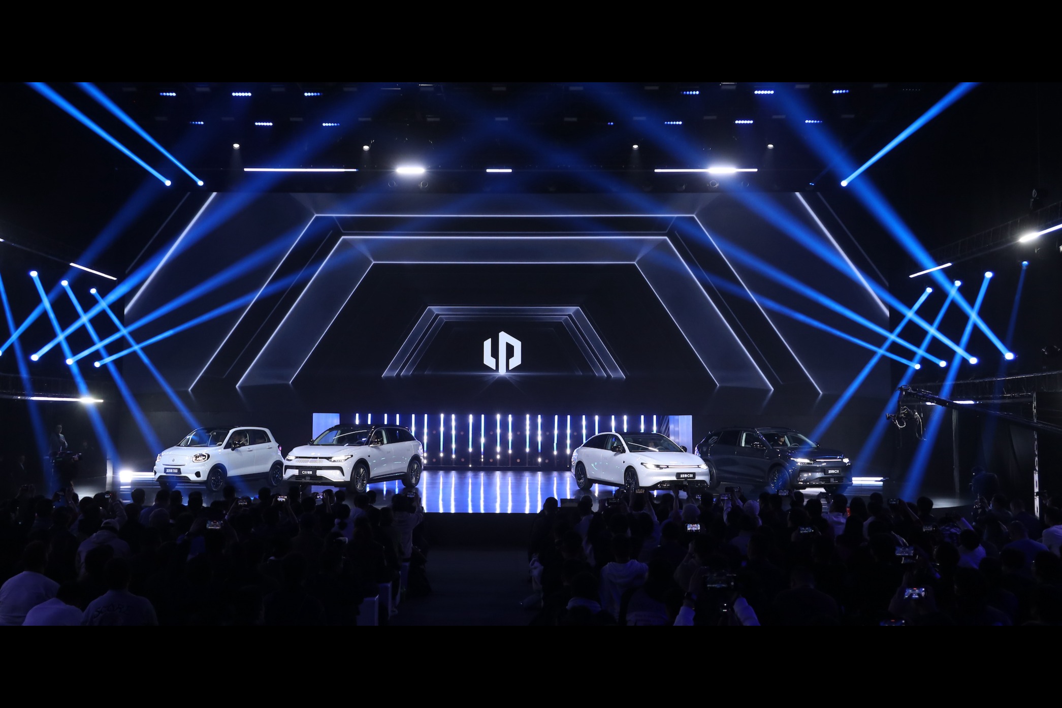 零跑四车齐发 价格更低!首款增程车或成宋PLUS DM-i又一对手