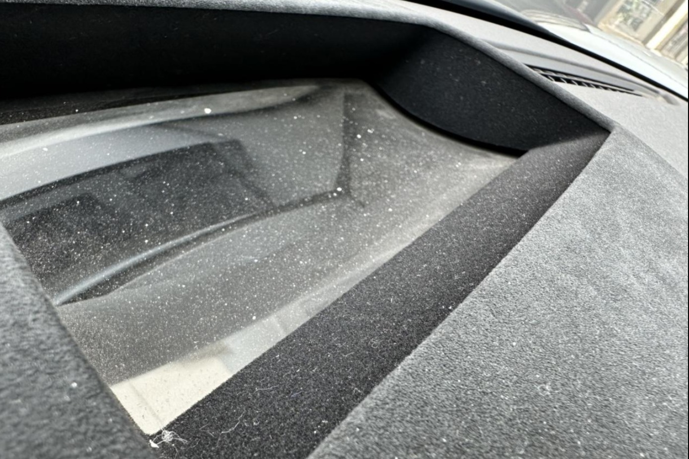 极氪001被曝空调出风口出现白色粉末，官方回应：不会对人体造成损害