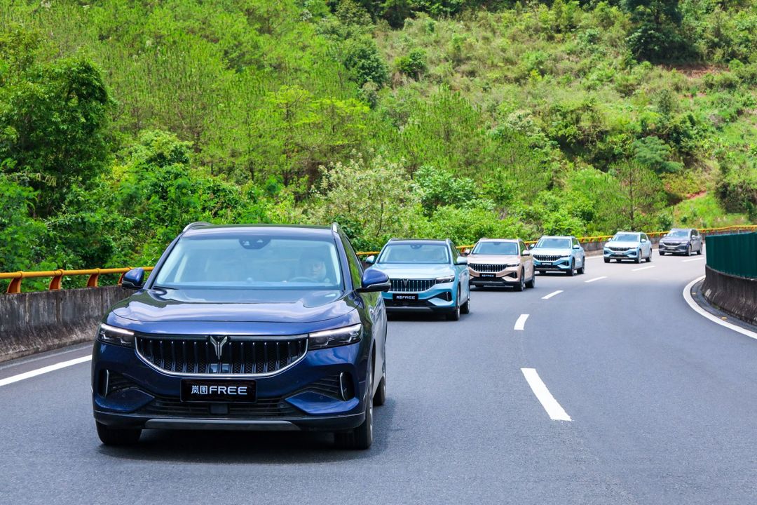 車隊行駛在昆磨高速上.jpg