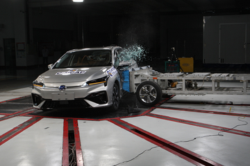 国家首次公开双侧柱碰撞测试，再度提高新能源汽车安全门槛