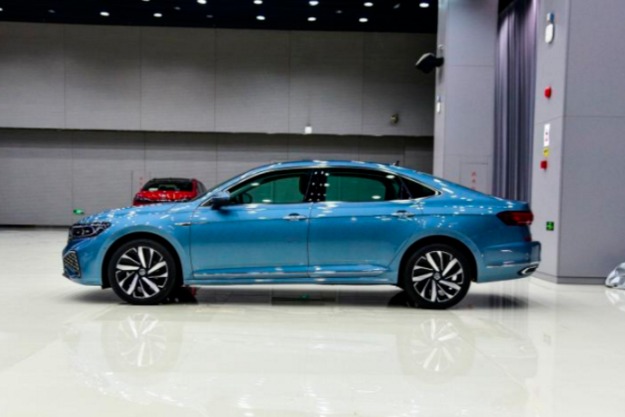 新款帕萨特来了，提供两种外观和四种动力系统，包含PHEV车型