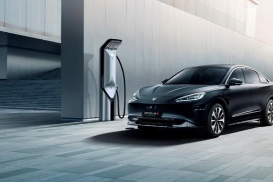 國(guó)產(chǎn)電動(dòng)車的絕對(duì)，比亞迪漢EV和極狐阿爾法S該怎么選