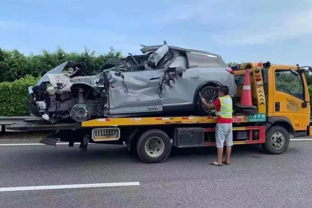 蔚來ES8 沈海高速自動駕駛事故，疑因未能識別前方道路施工車