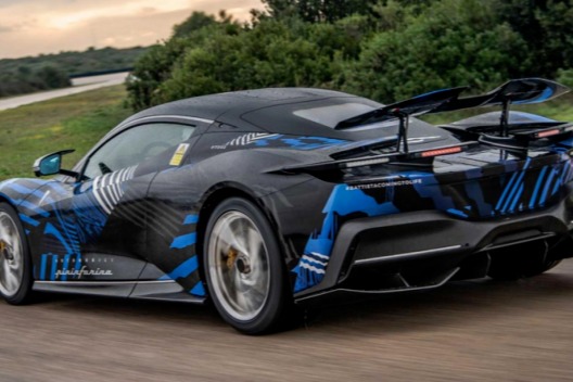 又一款頂級(jí)電動(dòng)超跑亮相，搭載4個(gè)驅(qū)動(dòng)電機(jī)，百公里加速不到2秒