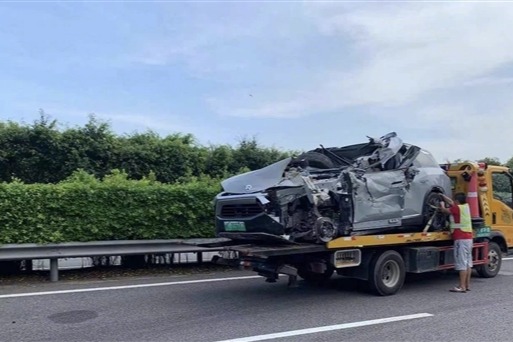 90后蔚來(lái)ES8車主啟用自動(dòng)輔助駕駛，發(fā)生重大交通事故